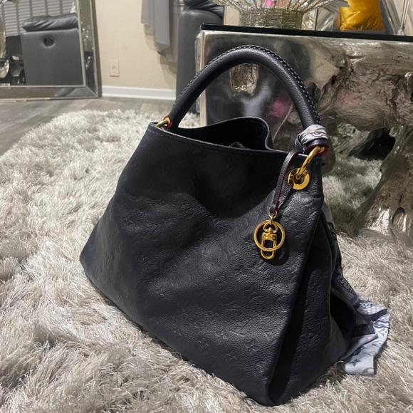 Louis Vuitton - Picture 2 of 4